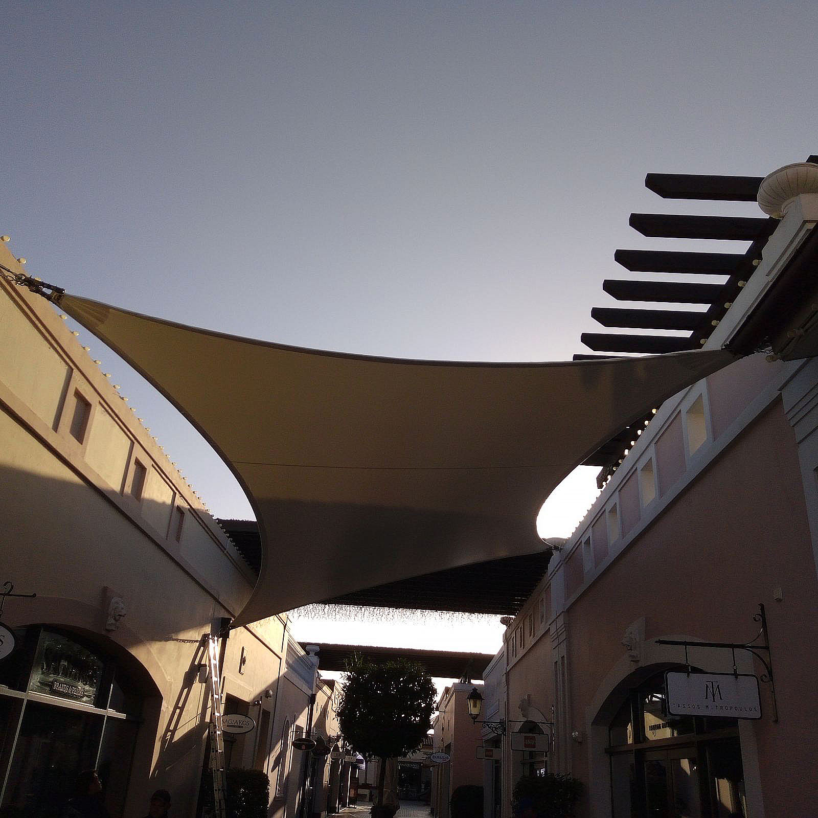 Εφελκυόμενα Συστήματα Σκίασης στο McArthurGlen