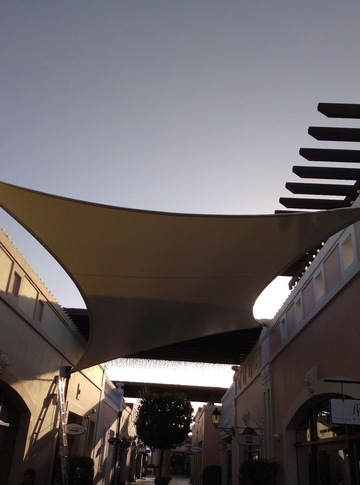 Εφελκυόμενα συστήματα σκίασης στο McArthurGlen στα Σπάτα