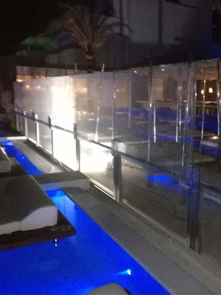 Κρυφοί ανεμοφράκτες για την προστασία υπαίθριου χώρου από τον άνεμο στο Cavotagoo Σαντορίνη