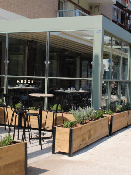 Ανοιγόμενη οροφή και περιμετρική κάλυψη στο εστιατόριο Μεζέ