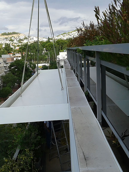 Στέγαστρο - μαρκίζα σε μπαλκόνι πολυκατοικίας