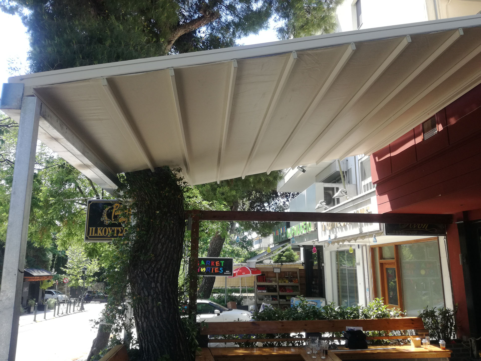 Σύστημα ανοιγόμενης τέντας για κάλυψη υπαίθριου χώρου